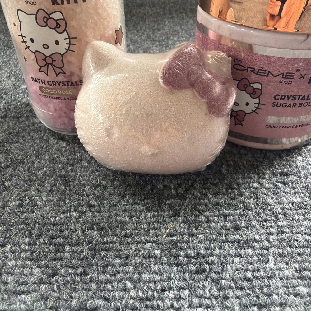 The Creme Shop X Hello Kitty Lovely Luxury Set Coco Rose Scented Bath Bomb,Scrub - Picture 7 of 15